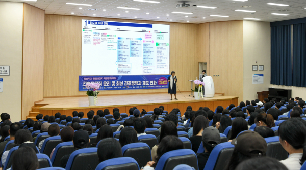 신경림 대한간호협회장이 ‘간호전문직 윤리 및 최신 간호정책’을 주제로 강연하고 있다.