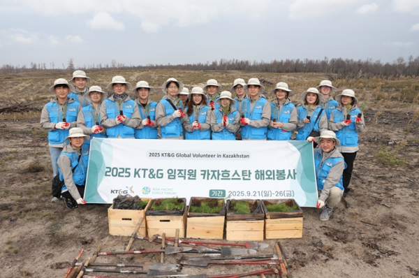 카자흐스탄 산불 복구 작업을 위해 묘목 식재 봉사 기념사진을 촬영하는 모습