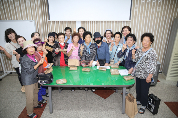 농촌체험 활용 치매예방 프로그램 참여자들.