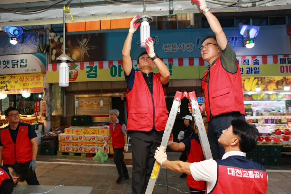 26일, 덕구 법동전통시장에서 노동조합 및 기술봉사회 직원들이 봉사활동으로 화재예방 안전점검을 실시하였다.(사진의 가운데 최향호 대전교통공사노동조합위원장, 가운데 오른쪽이 박필우 기술이사)