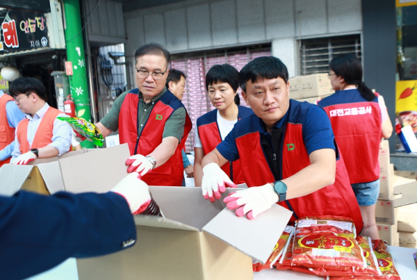 26일, 대덕구 법동전통시장에서 노동조합 및 기술봉사회 직원들이 봉사활동으로 화재예방 안전점검을 실시하였다.(사진의 왼쪽이 박필우 기술이사, 오른쪽이 최향호 대전교통공사노동조합위원장)