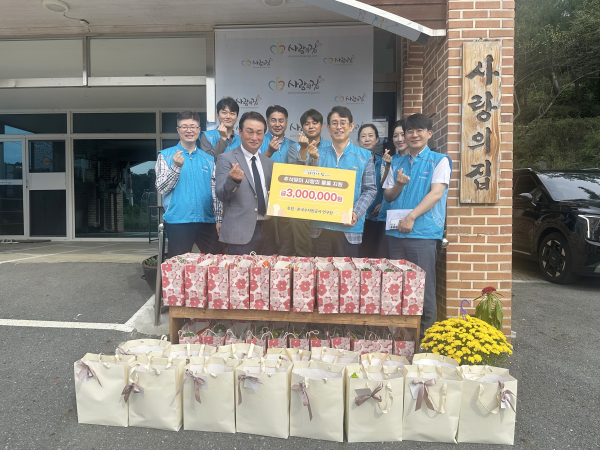 K-water연구원장(사진 앞줄 오른쪽에서 두 번째)과 봉사단원이  26일, 대전시 유성구 송정동 사랑의집(양로원) 나눔 활동 모습