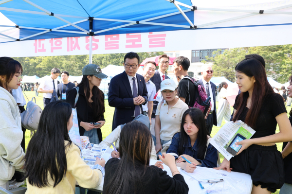 외국인 유학생을 위한 전공상담을 진행중이다