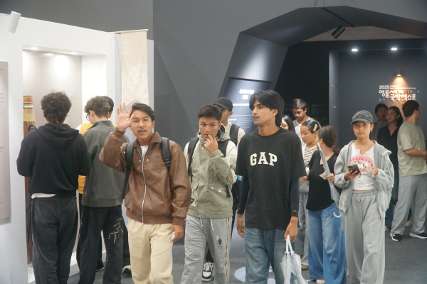 엑스포를 찾은 서원대 학생들이 카메라를 보고 환히 웃고 있다