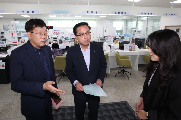 박희조 동구청장, 국가전산망 화재 관련 긴급 현장 점검 모습