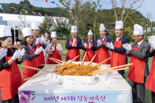 최충규 대덕구청장(사진 왼쪽 다섯 번째)과 내빈들이 ‘제9회 장동계족산 코스모스 축제’ 비빔밥 퍼포먼스 후 기념촬영을 하고 있다.