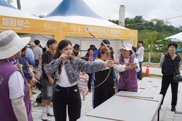 야외체험존에서 외국인의 활쏘기 체험 모습