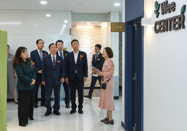 에듀힐링센터(교육활동보호센터) 내부를 둘러보고 있는 설동호 교육감과 관계자들