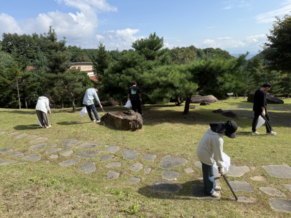 치유원 주변 쓰레기를 수거하고 이용객을 대상으로 플로깅 이벤트 등을 운영했다