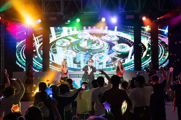 ‘숲속 별빛 나이트’ 무대에서 방문객들이 공연을 즐기고 있다.