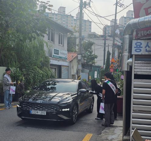 GTX본부 직원들이 30일 서울시 용산구 백빈 건널목에서 ‘추석 대수송 대비 철도 건널목 교통안전 캠페인’을 시행하고 있다.