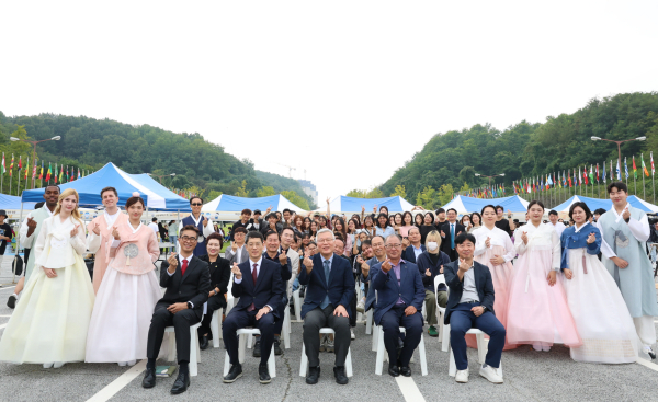 선문대 ‘2025 추석맞이 글로컬 상호문화 축제 기념 단체 촬영했다