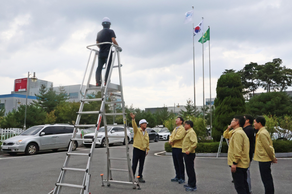 조폐공사 성창훈 사장이 A형 사다리와 K형 사다리의 안전성 비교 및 점검을 하고 있다