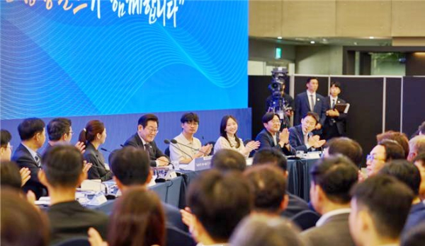 순천향대 의료IT공학과 김진환 학생이 이재명 대통령 옆에서 학생 창업가 대표로 참여해 의견을 제시하고 있다.