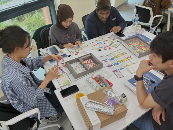 외국인 유학생이 기초 취업역량강화 프로그램에 참여 하고 있다