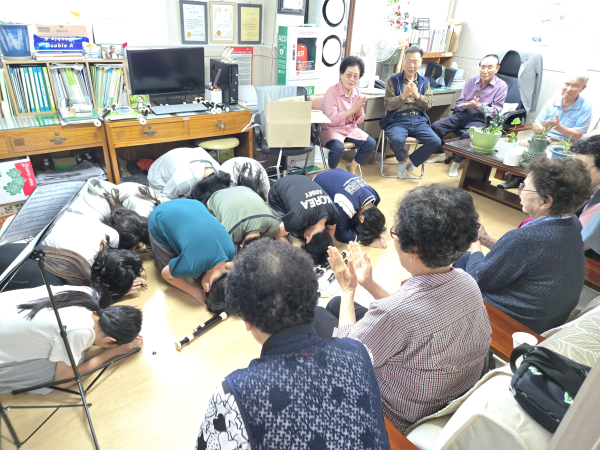 대전삼성초 다누리동아리, 학생들의 공연 봉사활동 진행 모습