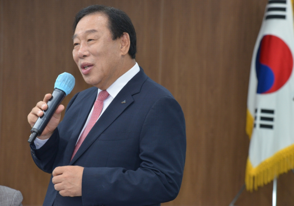 인사하는 최민호 세종시장