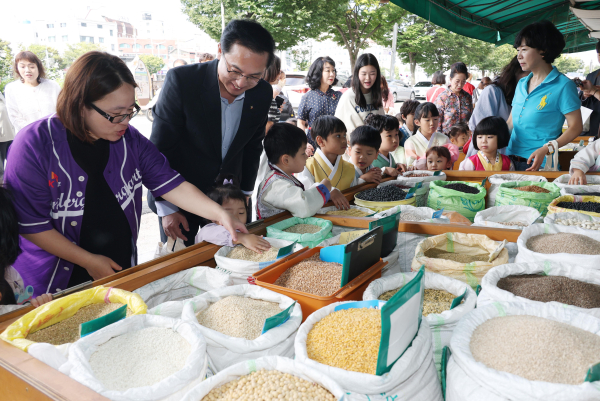 박희조 동구청장이 지난달 29일 추석 명절을 앞두고 인동시장을 찾아 장보기를 하는 모습