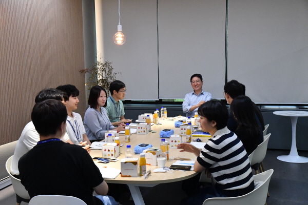 성창훈 사장이 타운 홀 미팅에 참석해 직원들과 의견을 나누고 있다.
