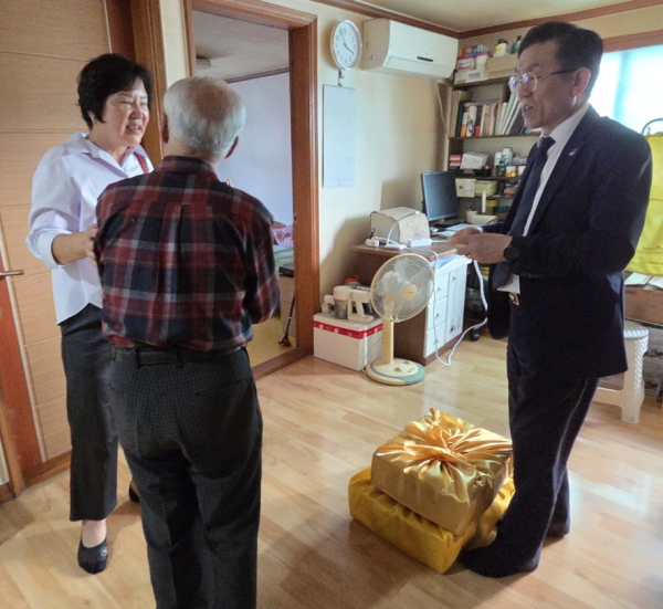 후원물품 전달 사진(오른쪽 정진항 사무처장)