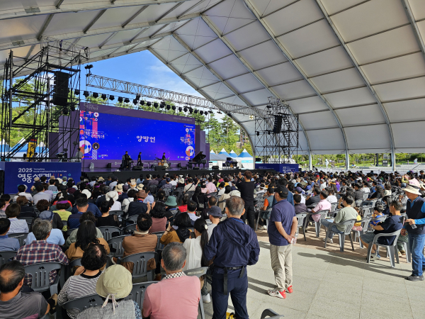 엑스포에서 펼쳐지는 공연 모습