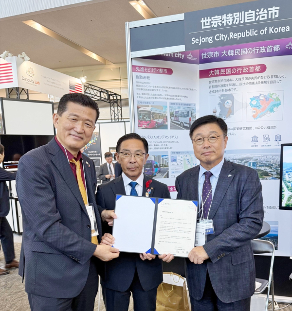 (왼쪽부터) 홍만표 세종시 해외협력단장, 니시와키 타카토시 교토부지사, 이승원 경제부시장