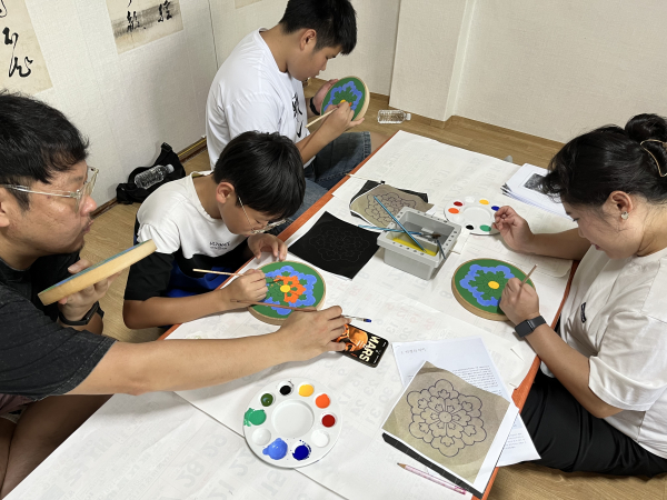 대전의 전통 산사인 신흥선원에서 운영한 ‘산사에서 힐링하기’ 프로그램 참여 주민들이 체험 진행