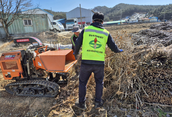 지난 2월 영농 부산물 파쇄단이 농가를 찾아 영농 부산물 파쇄를 지원하는 모습