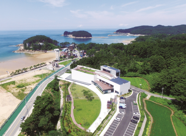 유류피해극복기념관 전경.