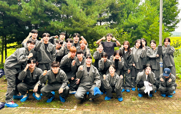 순천향대 국제통상학과 봉사동아리 ‘하나’ 학생들이 다문화 공존 벽화 작업을 진행하고 기념사진