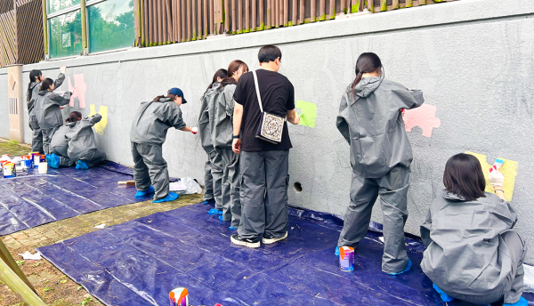 순천향대 국제통상학과 봉사동아리 ‘하나’ 학생들이 다문화 공존 벽화 작업을 진행하고 있다.