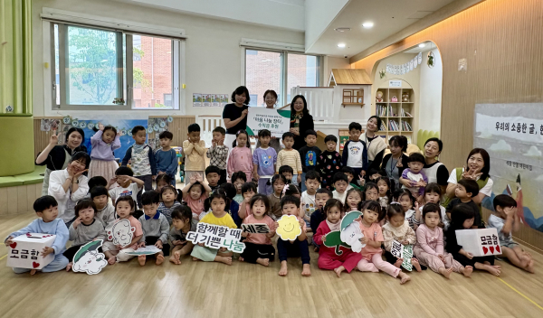 국공립 세종산울어린이집, 초록우산에 ‘마음나눔 장터’ 수익금 전달식 모습
