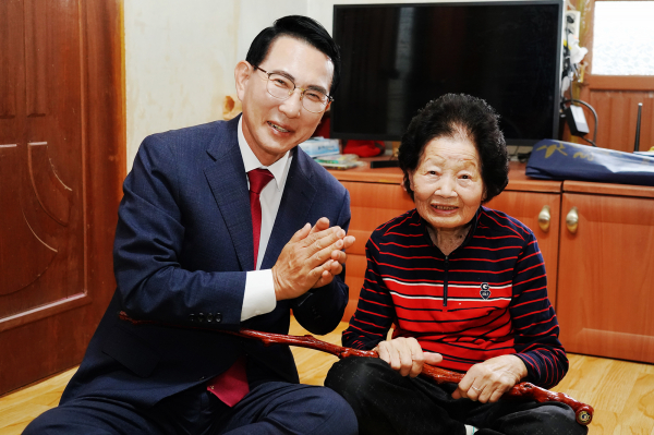 지난 14일 이완섭 서산시장이 성연면 평리에 거주하는 이상희 어르신께 청려장을 전달했다.