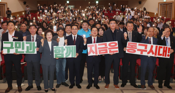 제37회 구민의 날 기념식에서 참석자들이 퍼포먼스를 마치고 기념촬영을 하고 있다.