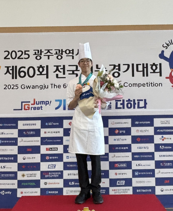 세종미래고 1학년 정기훈 학생의 동메달 수상 모습