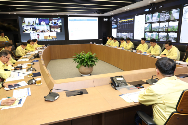 한국수자원공사는 폭염, 태풍, 호우 등 재난에 대비하기 위해 매월 전사 재난 대응 체계 점검 회의를 시행하고 있다.