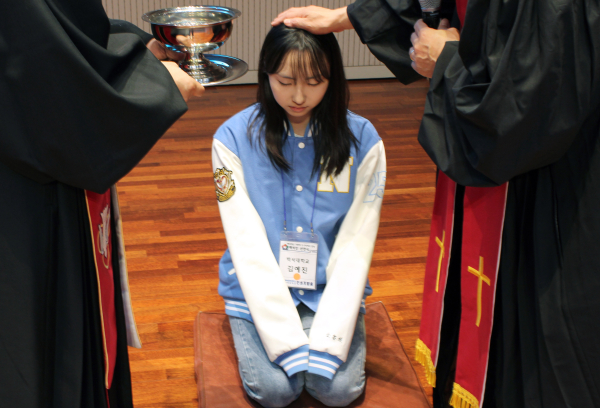 백석인 선언식을 진행하고 있다.