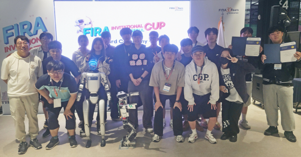 로봇대회 단체 기념 촬영 모습