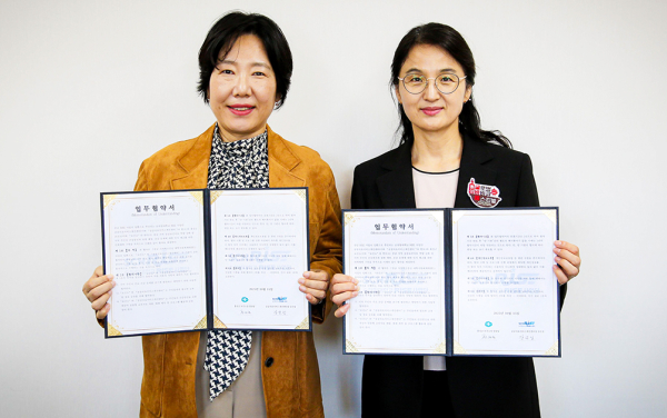 (좌)강은정 순천향대 SCH RISE 공공의료서비스개선센터장과 (우)정영림 홍성군 보건소장이 지역 건강안전망 강화를 위한 업무협약을 체결한 뒤 참석자들이 기념촬영