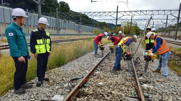 지난 14일ㆍ15일, 경영진 주관 도시철도 주요 시설물에 대한 현장 안전점검을 시행했다. 사진은 판암차량기지 내 침목교체 공사 중 철로를 정비하는 모습(사진의 첫 번째가 박필우 기술이사)