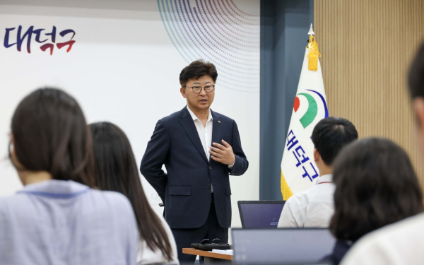 최충규 대덕구청장이 16일 구청 대회의실에서 진행된 ‘하반기 생성형 AI(인공지능)직무역량 강화교육’에서 구청 직원들에게 당부의 말 모습
