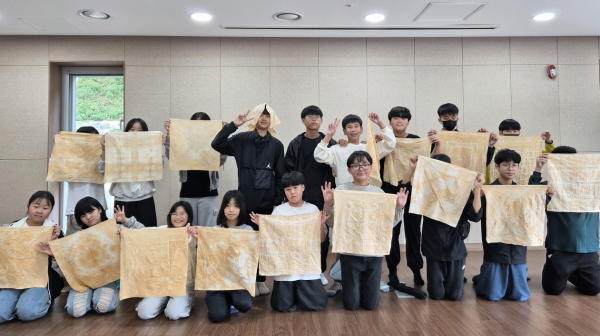 ‘산의 날’을 맞아 예천초 학생들이 황토염색 체험 후 기념사진을 촬영하고 있다