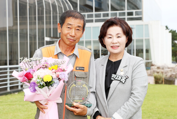 보호아동을 위한 선행을 꾸준히 실천해 온 수상자 김광홍 씨와 태안군의회 전재옥 의장