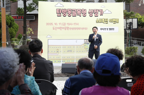 서철모 서구청장이 소비 촉진 행사장을 방문해 인사를 전하고 있다.