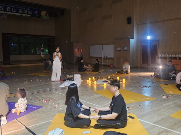 지난 17일 국립대전숲체원에서 ‘별빛따라 걷는 숲마실’ 임신부 참가자들이 가족과 함께 스트레칭을 하고 있다.