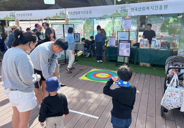 지난 18일부터 21일까지 곤지암도자공원에서 열리는 ‘2025년 대한민국 산림박람회’에서 관람객들이 자연물을 활용한 숲놀이 ‘숲속 골프’ 프로그램에 참여하는 사진.