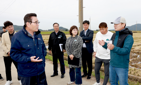 김동일 보령시장, 벼 수확기 농가 현장 방문 모습(주산면 증산리)