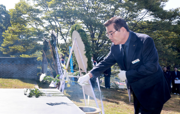 김좌진 장군 추모 행사 진행 (김동일 보령시장 분향 헌화 모습)
