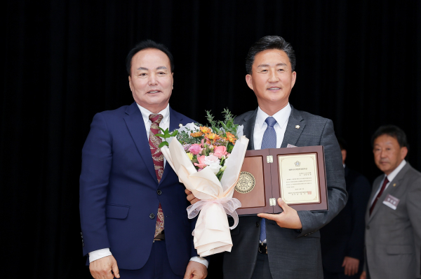 임달희 공주시의장, 대한민국의정봉사대상 수상 기념사진
