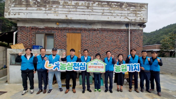 관내 고령농업인 찾아 오래된 주택의 도배 및 장판 교체 봉사활동 진행 단체사진